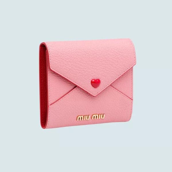 2020年春夏【MiuMiu】 ハートボタンがかわいい エンベロープ型財布 5MH014_2BC3_F0615